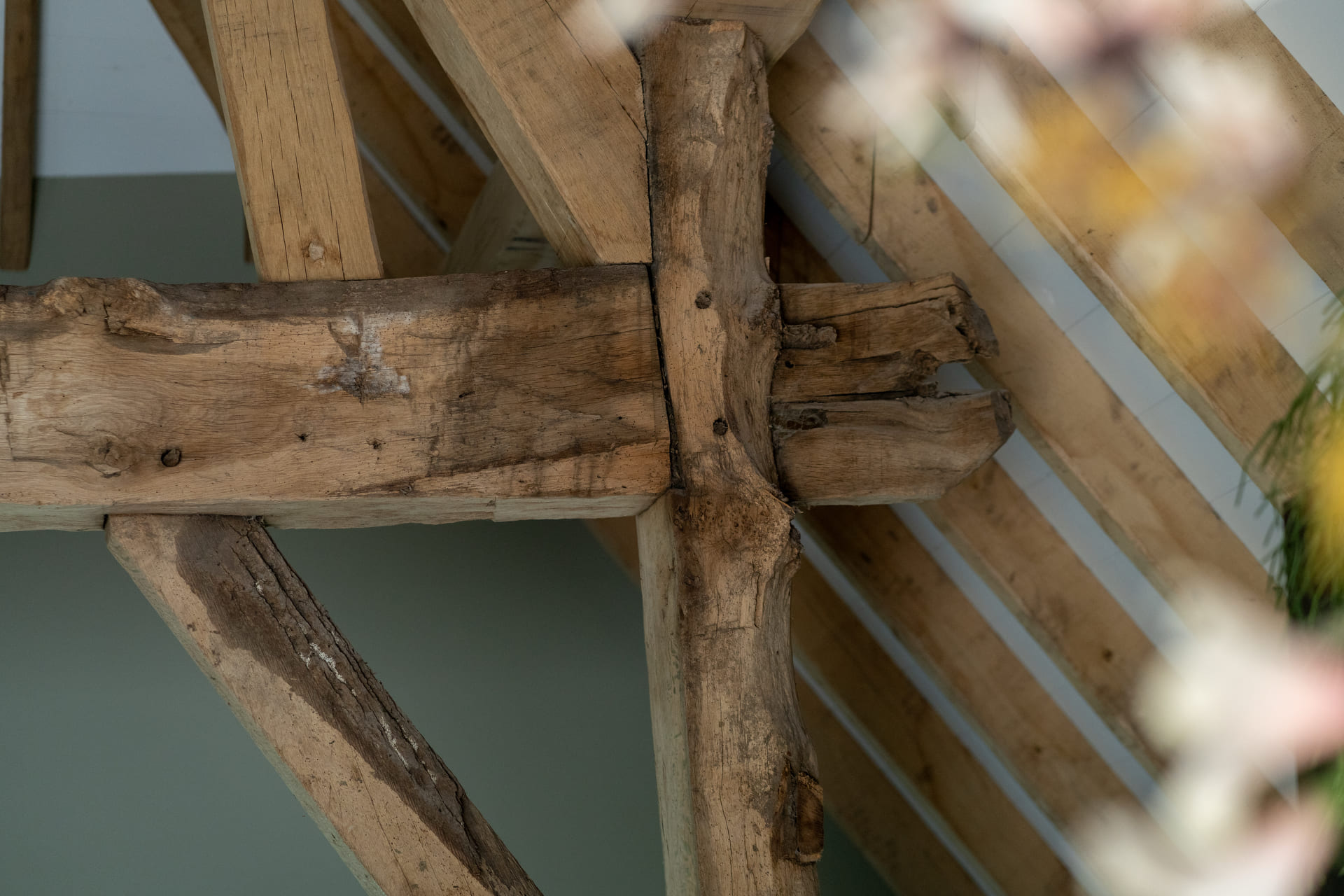 Detail van de houten kapconstructie
