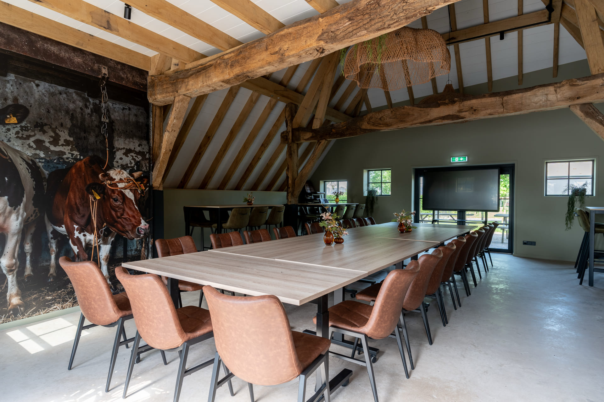 Vergadertafel met koe-muurschildering