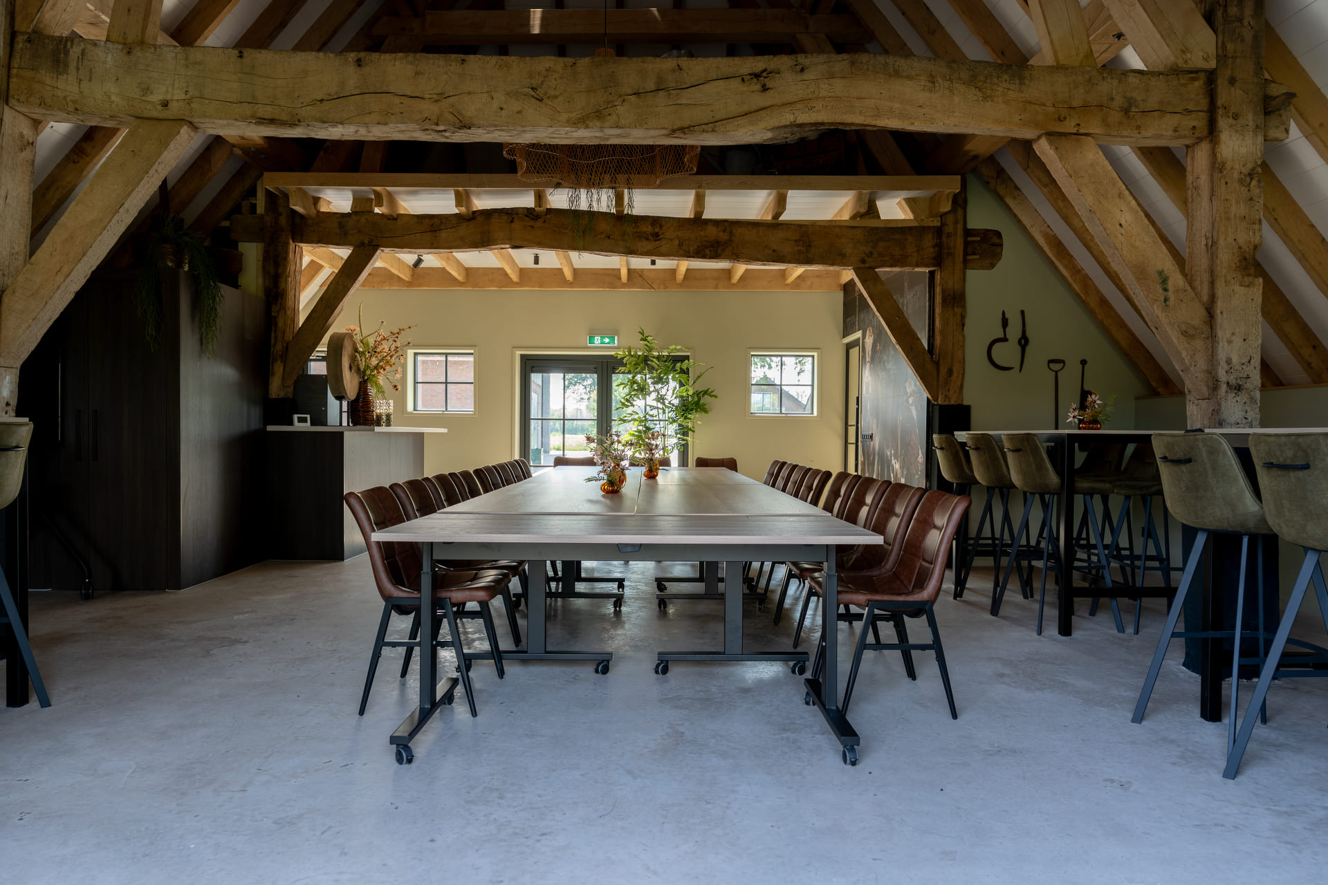 Lange vergadertafel onder de kap
