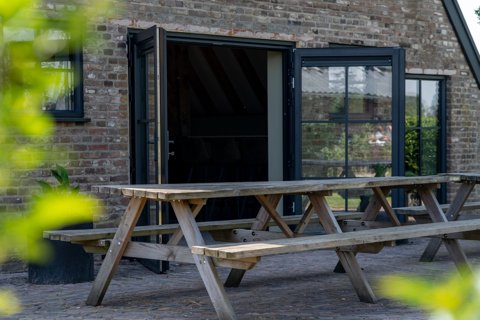 Picknicktafels bij de schuur